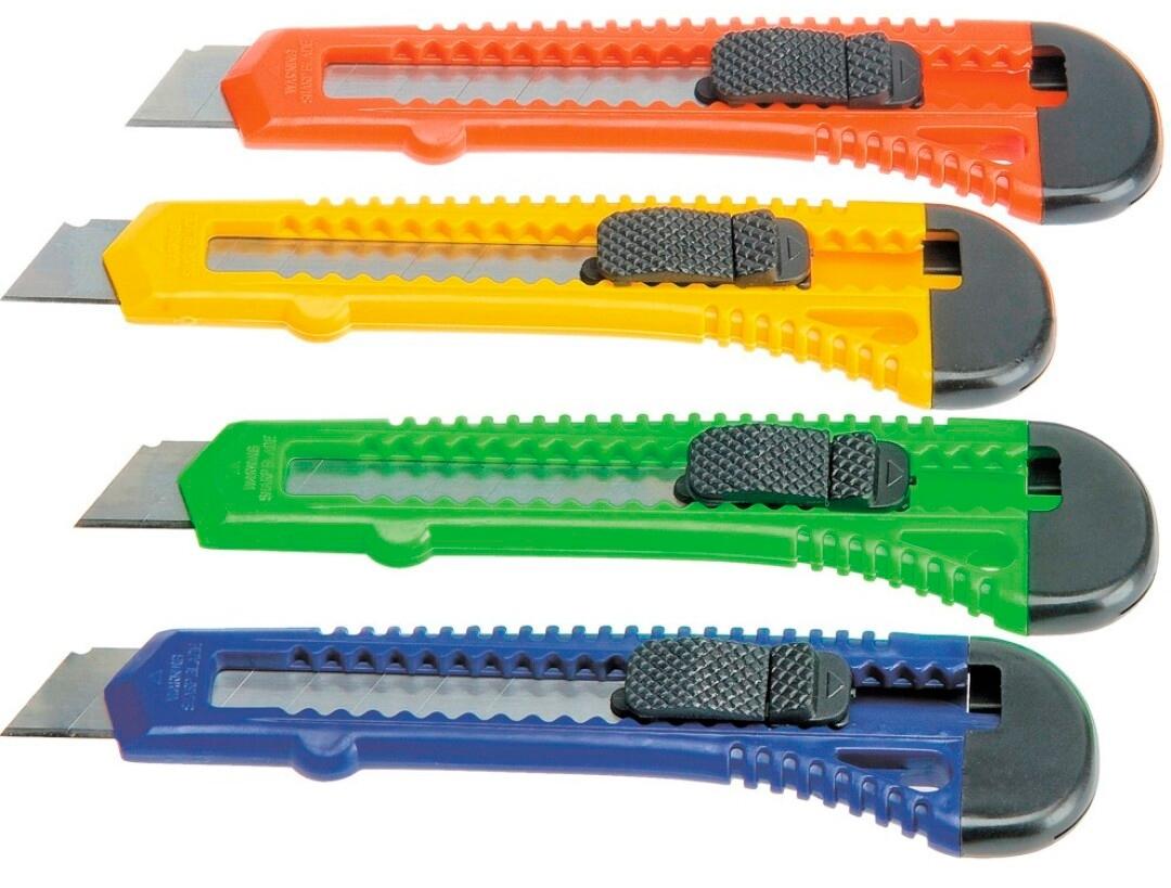 CUTTER PLASTICO ANCHO BISMARK COLORES SURTIDOS