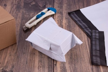PACK 50 BOLSAS BLANCAS OPACAS CON CIERRE ADHESIVO PARA ENVIOS Y PAQUETERIA 150 X 220 MM APLI RF 19073